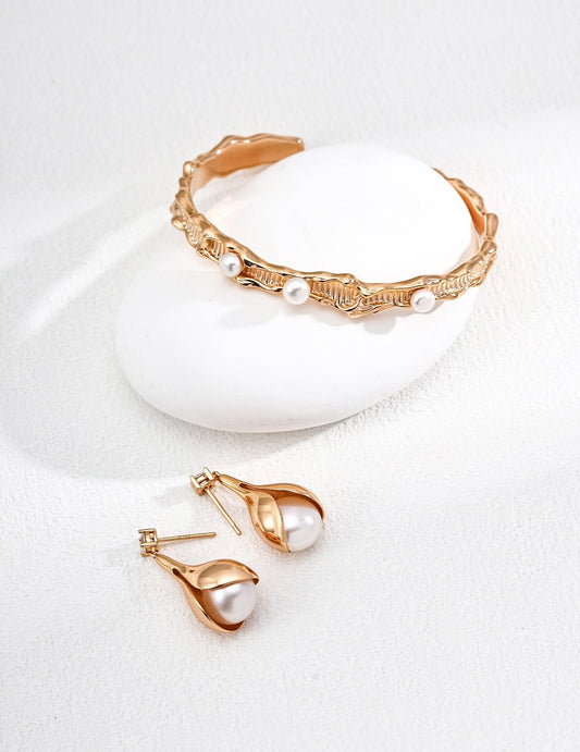 Pearl Embrace - Lierah