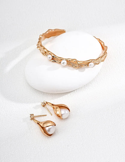 Pearl Embrace - Lierah